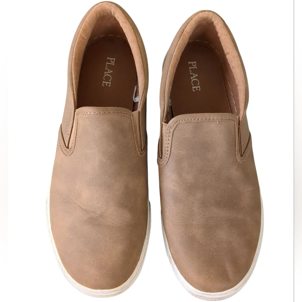 Big Boys Tan Slip On Sneakers (Size 6)